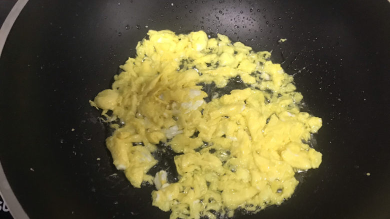 青菜炒饭,起锅热油,倒入鸡蛋液炒散