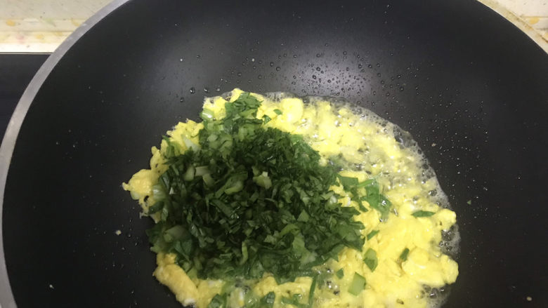 青菜炒饭,下入青菜的翻炒至青菜出水盛出备用，把青菜出的水倒掉