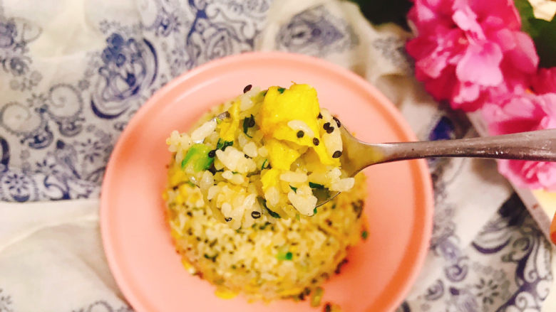 青菜炒饭,盛入盘中,开吃了