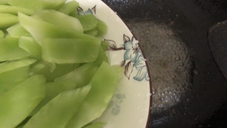 莴笋炒牛肉,不洗锅,直接加入莴笋翻炒二分钟