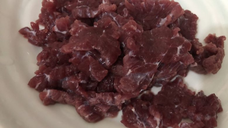 莴笋炒牛肉,<a style='color:red;display:inline-block;' href='/shicai/ 216'>牛肉</a>洗干净,切片,横条纹切