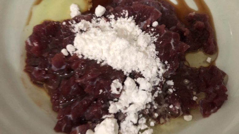 莴笋炒牛肉,再加<a style='color:red;display:inline-block;' href='/shicai/ 720'>胡椒粉</a>和淀粉,搅匀腌一下备用