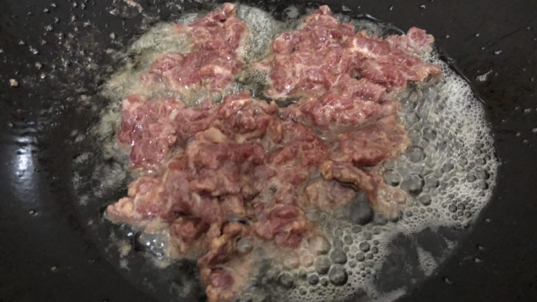 莴笋炒牛肉,油热下牛肉翻炒一分钟起锅(炒久变老,没了嫩滑口感,感觉差不多熟就要起锅)