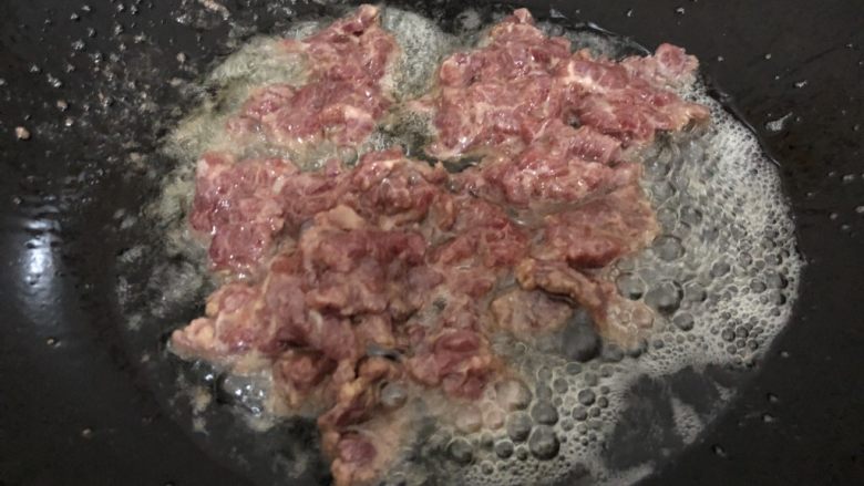 莴笋炒牛肉,油热下牛肉翻炒一分钟起锅（炒久变老，没了嫩滑口感，感觉差不多熟就要起锅）