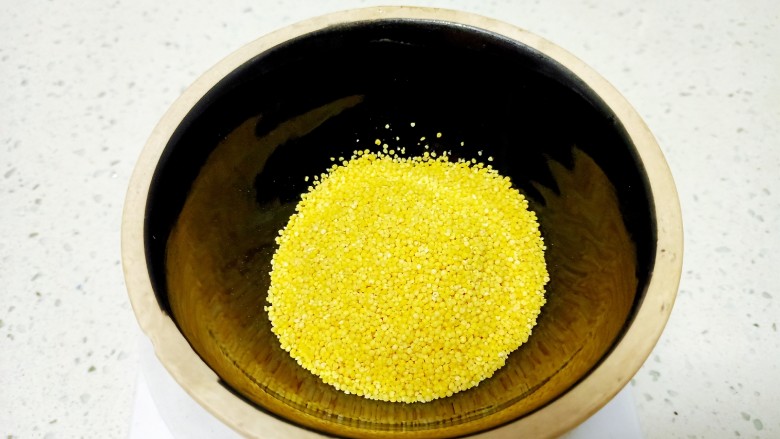 苹果小米粥,<a style='color:red;display:inline-block;' href='/shicai/ 493'>小米</a>准备好 