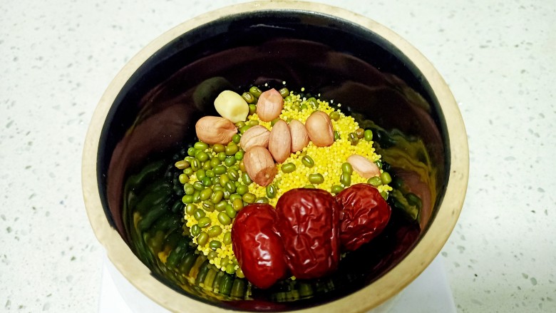 苹果小米粥,<a style='color:red;display:inline-block;' href='/shicai/ 664'>花生</a> <a style='color:red;display:inline-block;' href='/shicai/ 453'>绿豆</a> <a style='color:red;display:inline-block;' href='/shicai/ 2470'>红枣</a>准备好 