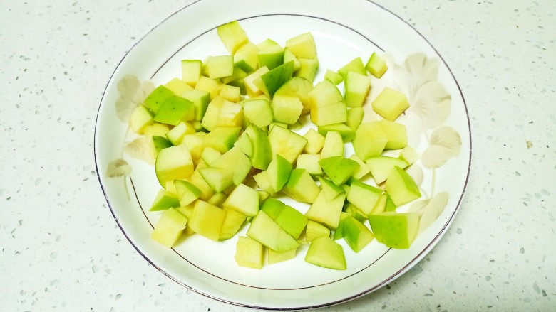 苹果小米粥,苹果切粒 