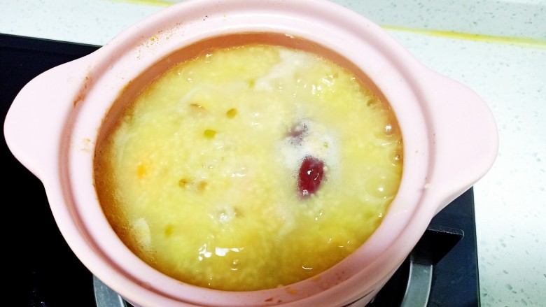 苹果小米粥,小火煮50分钟 