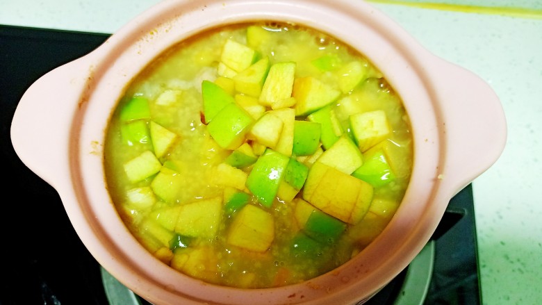 苹果小米粥,加入苹果 