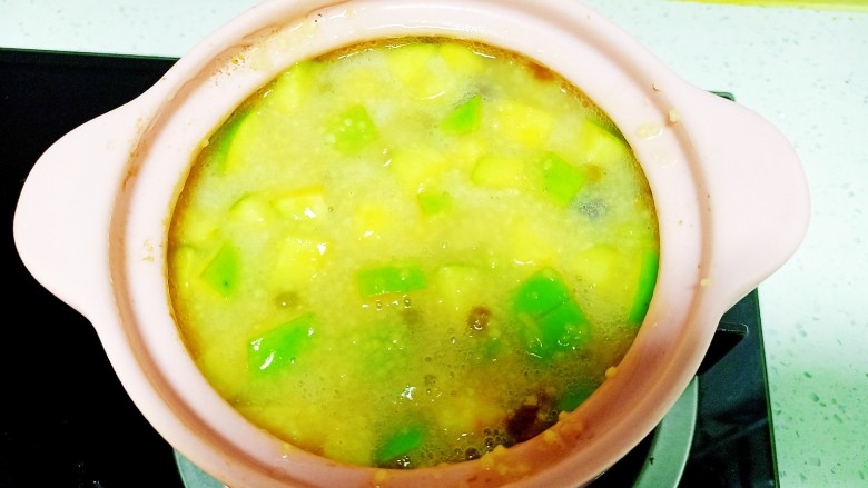 苹果小米粥,小火再煮十分钟 