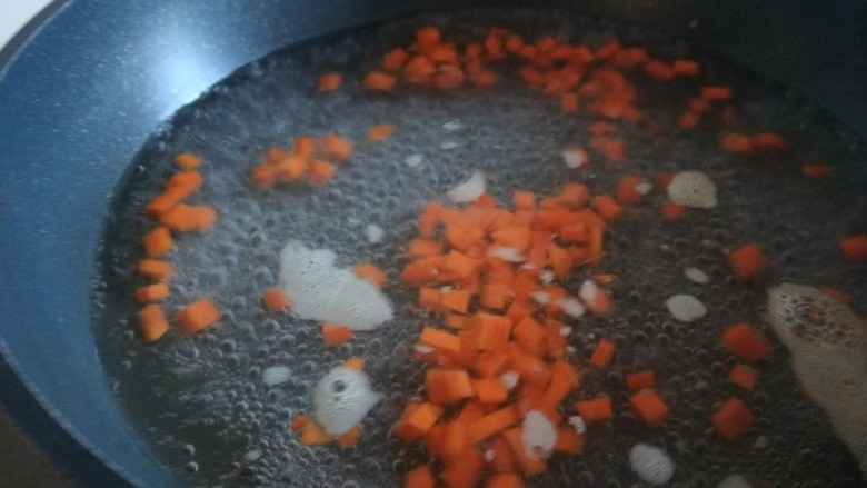 耳光炒饭,<a style='color:red;display:inline-block;' href='/shicai/ 25'>胡萝卜</a>切丁开水煮熟。