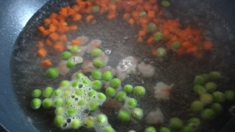 耳光炒饭,倒入虾仁？