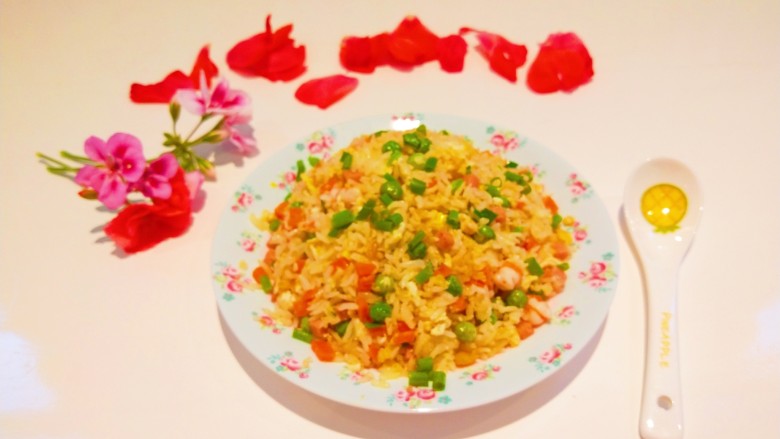 耳光炒饭,出锅装盘即可食用。