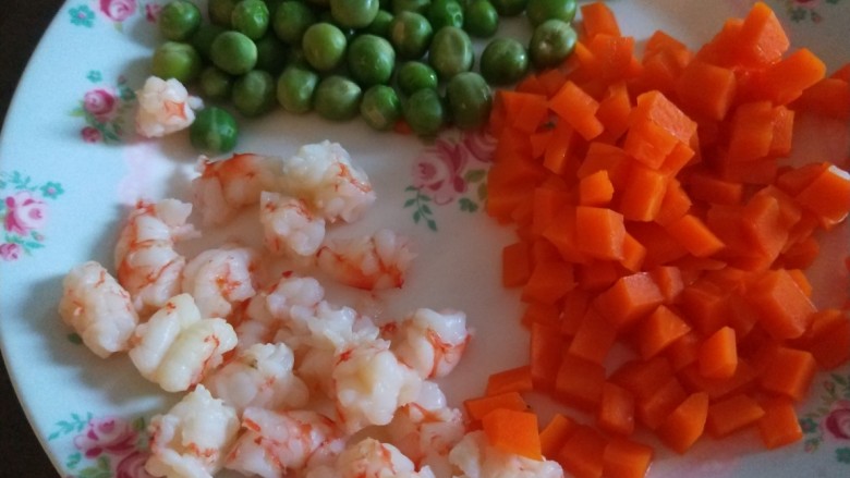 耳光炒饭,煮两分钟捞出来备用。