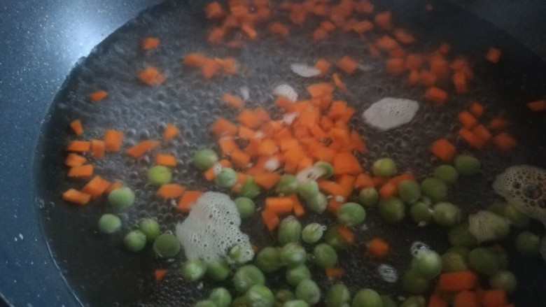 耳光炒饭,倒入荷兰豆。