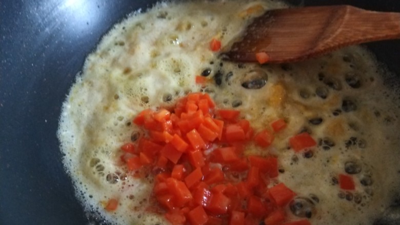 耳光炒饭,倒入胡萝卜，快速翻炒，午餐肉丁。