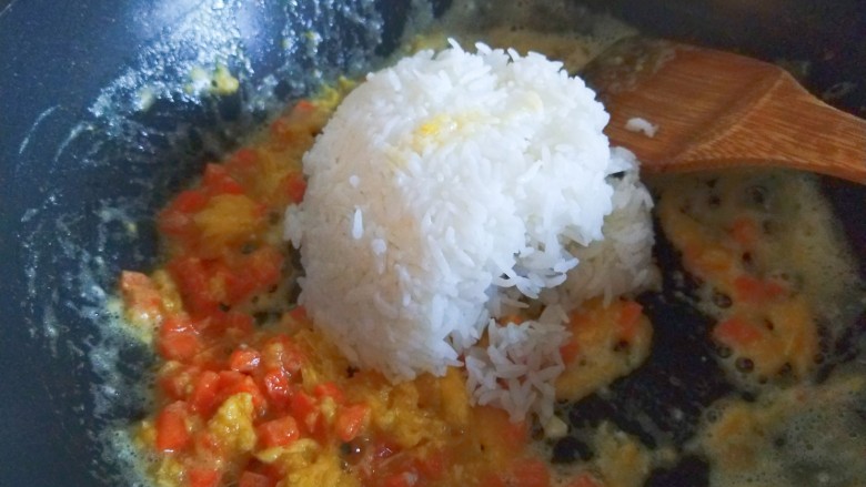 耳光炒饭,倒入米饭。