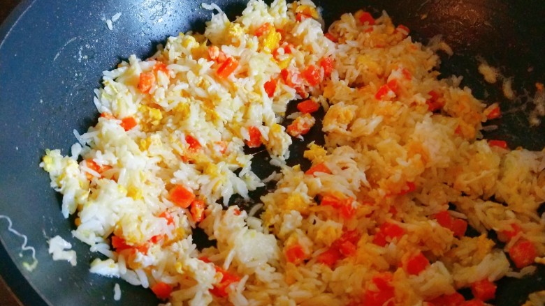 耳光炒饭,加入少许盐炒均匀。