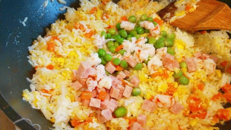 耳光炒饭,加入适量鸡精。