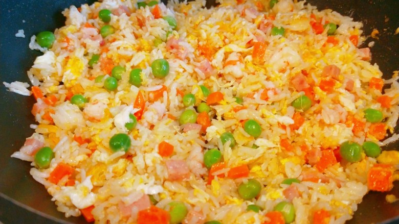 耳光炒饭,炒均匀即可。