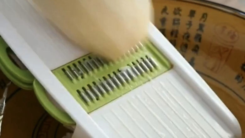 莲藕饼,或者也可以偷懒用这个擦丝神器,这个我用得比较多,因为刀工不太好,哈哈哈……