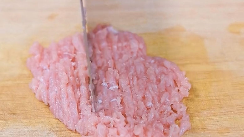 莲藕饼,瘦肉给它剁成肉泥,偷懒的绞肉机自己安排上。