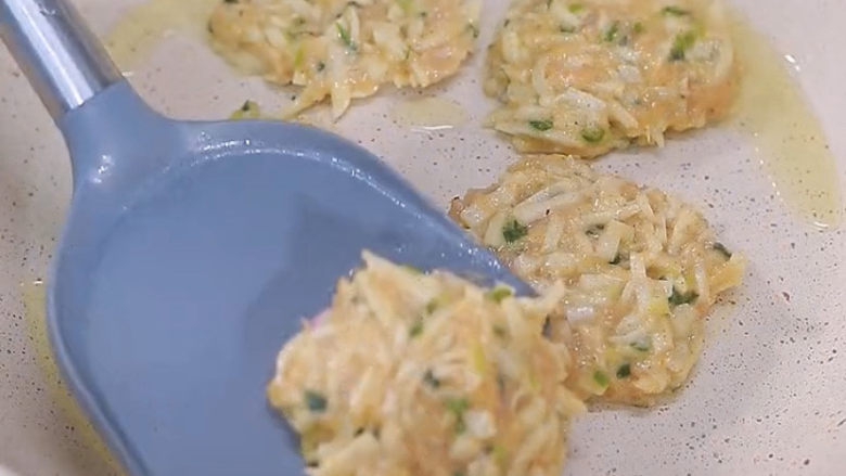 莲藕饼,煎饼最后用不沾的平底锅,这样方便还不担心粘锅,锅里放一小层的油,加热以后再下入盘好的藕饼。建议厚度不要太厚,这样中间容易熟,不担心夹生。