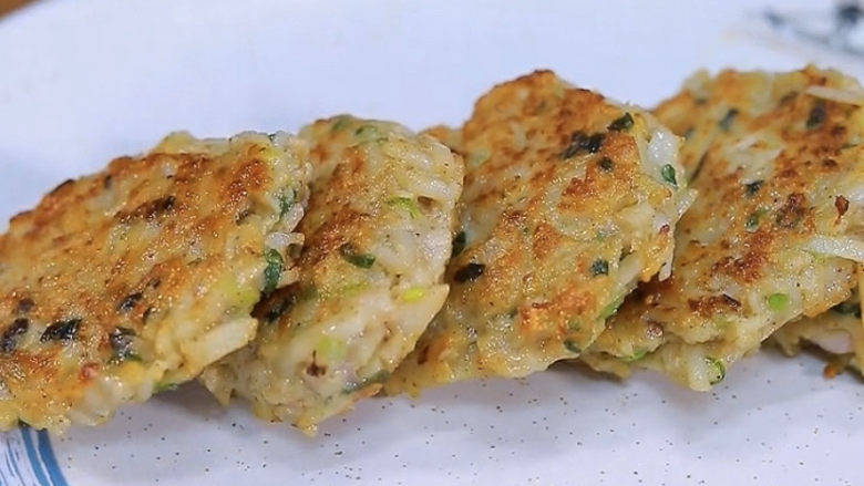 莲藕饼,煎好出锅,这个莲藕煎饼比其他煎饼更有特点的是它的口感比其他煎饼脆,加了瘦肉,吃起来很香,夜更有营养。