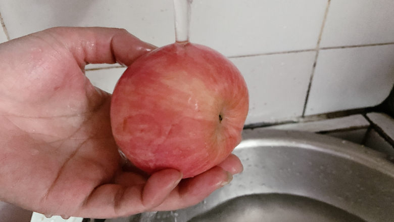 苹果小米粥,<a style='color:red;display:inline-block;' href='/shicai/ 591'>苹果</a>洗净，如果是选择带皮的，记得用盐在表面搓一搓清洗。