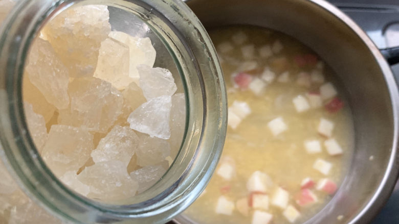 苹果小米粥,加适量<a style='color:red;display:inline-block;' href='/shicai/ 866'>冰糖</a>调味，图上为示意并非加这么多，一小块就够了～