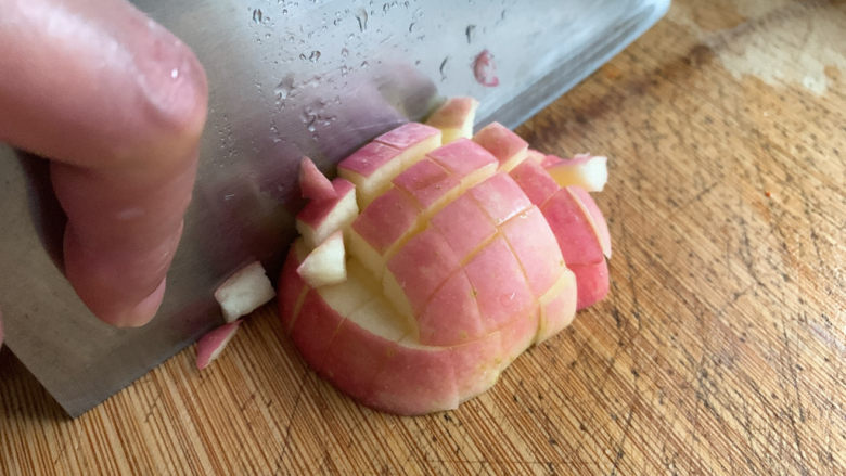 苹果小米粥,切成小丁，这里我只用了一小半块。