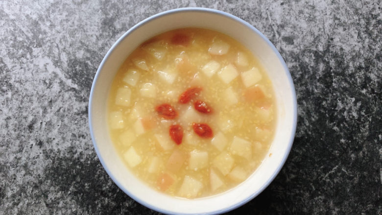 苹果小米粥,酸甜苹果小米粥完成。