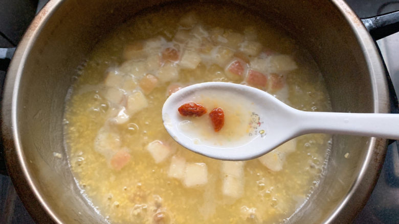 苹果小米粥,加入<a style='color:red;display:inline-block;' href='/shicai/ 673'>枸杞</a>，继续煮一小会儿。