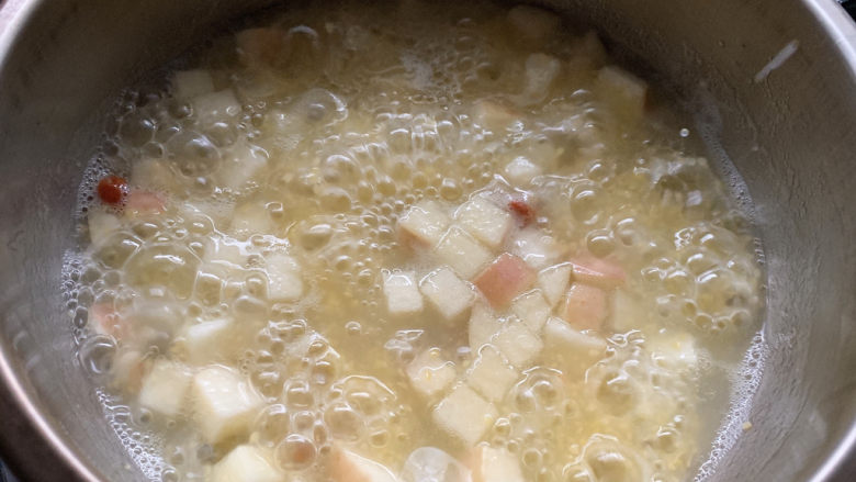 苹果小米粥,转大火沸腾，加速米汤释出。