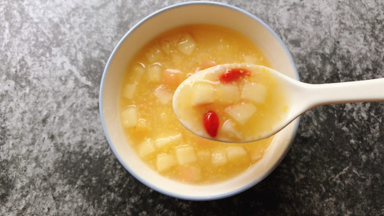 苹果小米粥,带着果香的微甜小米粥，唤醒一天活力！