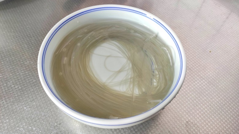 豆芽炒粉条,红薯粉加入温水,浸泡30分钟,根据粉条的粗细,浸泡的时间有所不同