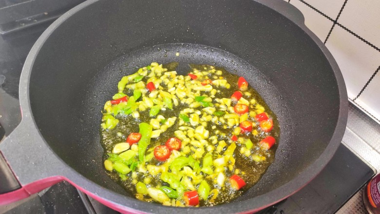 豆芽炒粉条,锅中油热,加入葱姜蒜,小米辣炒出香味