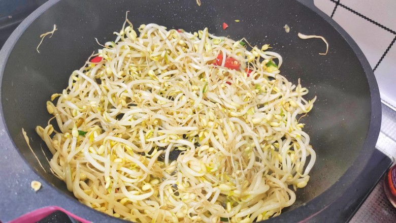 豆芽炒粉条,然后加入<a style='color:red;display:inline-block;' href='/shicai/ 133'>绿豆芽</a>翻炒一下,翻炒至豆芽五分熟