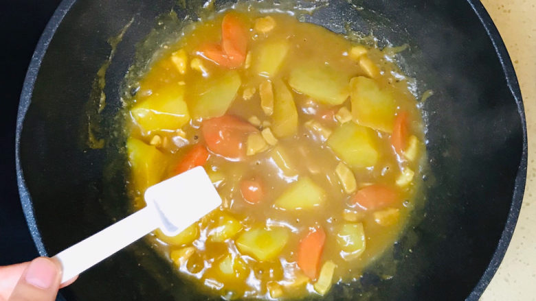 咖喱鸡肉焗饭,尝一下味道,加少许盐调整一下味道
