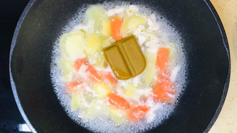 咖喱鸡肉焗饭,关掉火,不停地搅拌,使其溶化