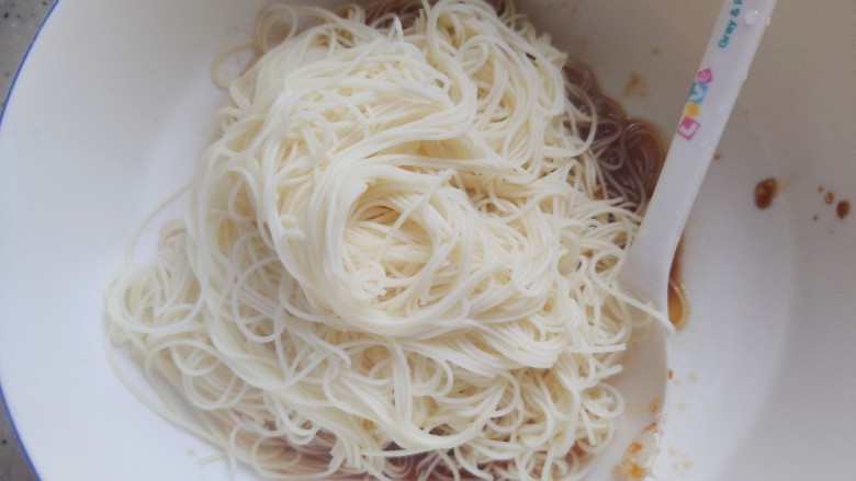 猪油拌面,捞出煮好的面条,放入大碗内