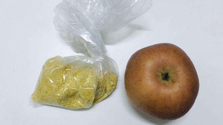 苹果小米粥,准备<a style='color:red;display:inline-block;' href='/shicai/ 591'>苹果</a>，<a style='color:red;display:inline-block;' href='/shicai/ 493'>小米</a>