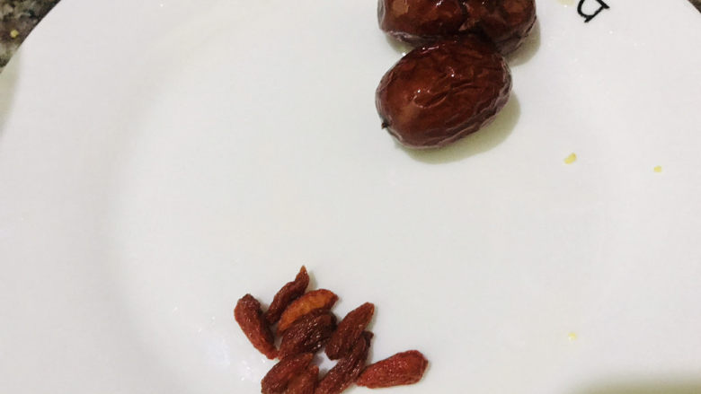 苹果小米粥,<a style='color:red;display:inline-block;' href='/shicai/ 673'>枸杞</a>和<a style='color:red;display:inline-block;' href='/shicai/ 2470'>红枣</a>洗干净后备用