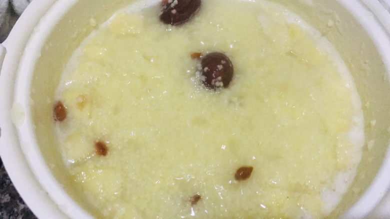 苹果小米粥,最后放入两颗红枣即可