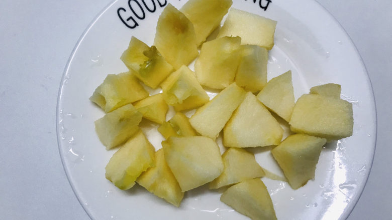 苹果小米粥,切成小块