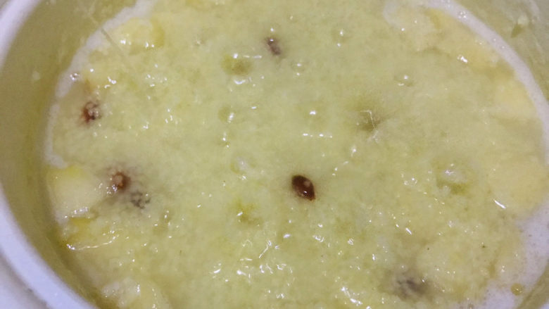 苹果小米粥,撒入枸杞