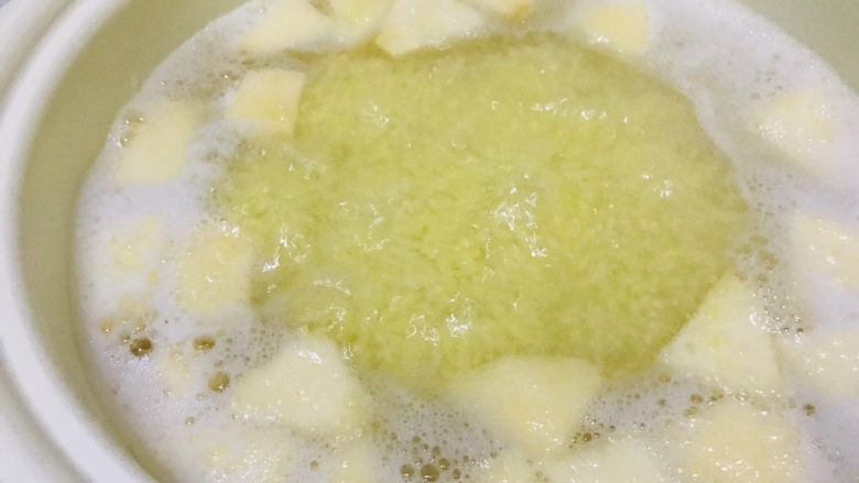 苹果小米粥,继续煮10分钟左右