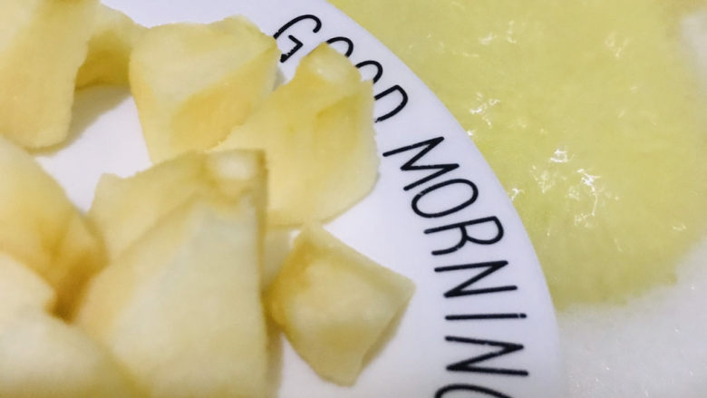 苹果小米粥,再放入苹果