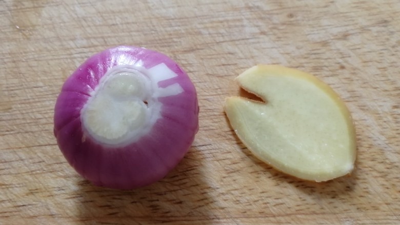 莲藕饼,一个小圆葱,一片姜。