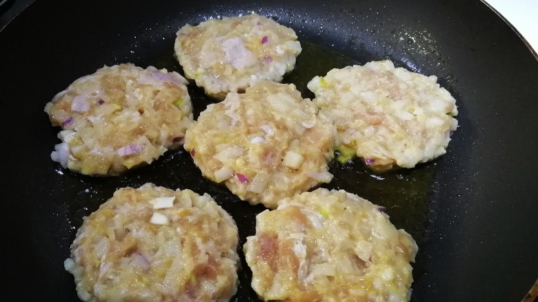 莲藕饼,平底锅倒入适量油,油微热放入藕饼。